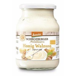 KI generiert: Das Bild zeigt ein Glas Schrozberger Milchbauern Joghurt mit Honig-Walnuss-Geschmack. Auf dem Etikett sind Informationen zur Sorte und zum Hersteller zu sehen.